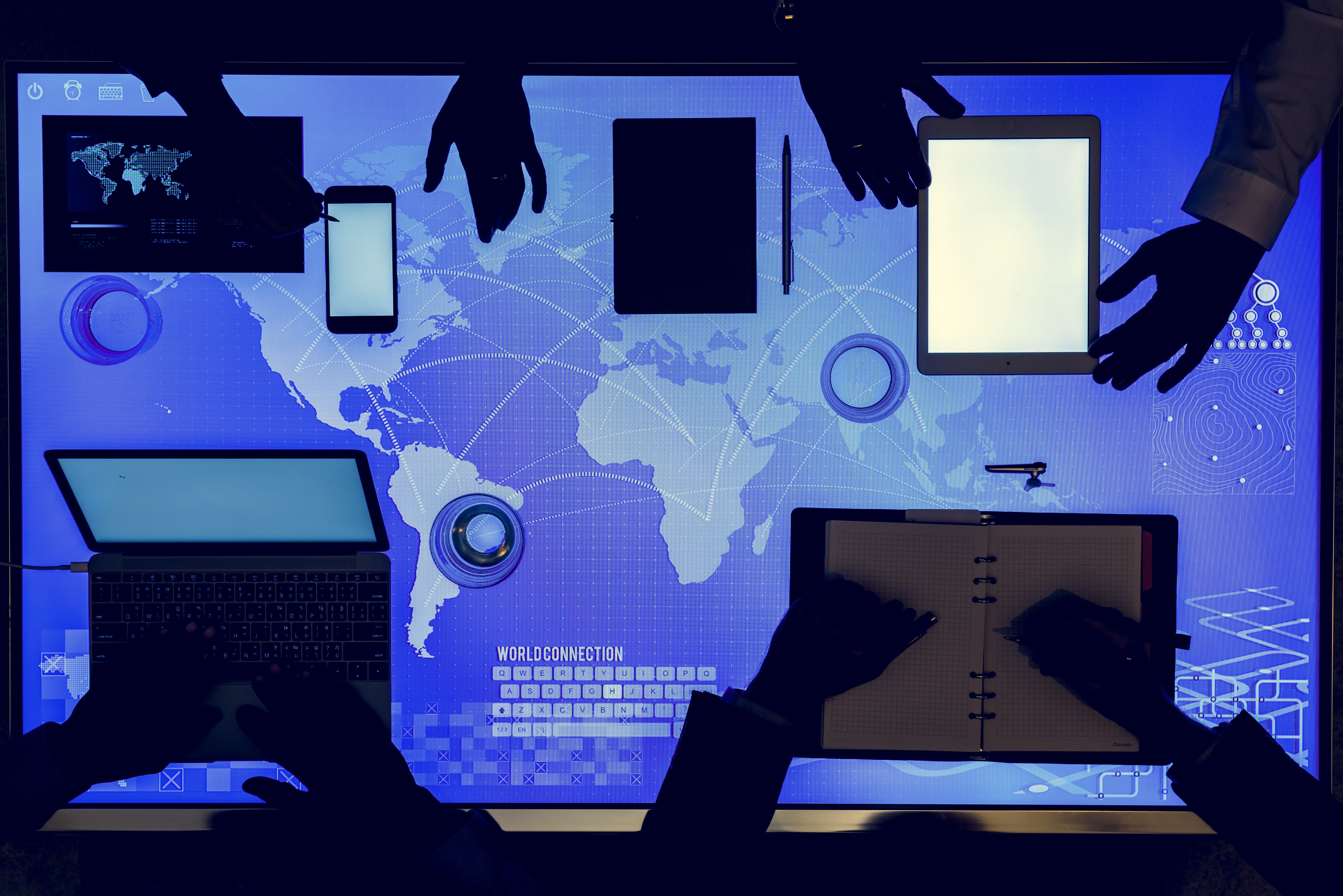 Visuel d'un environnement de travail structuré avec assistance IA