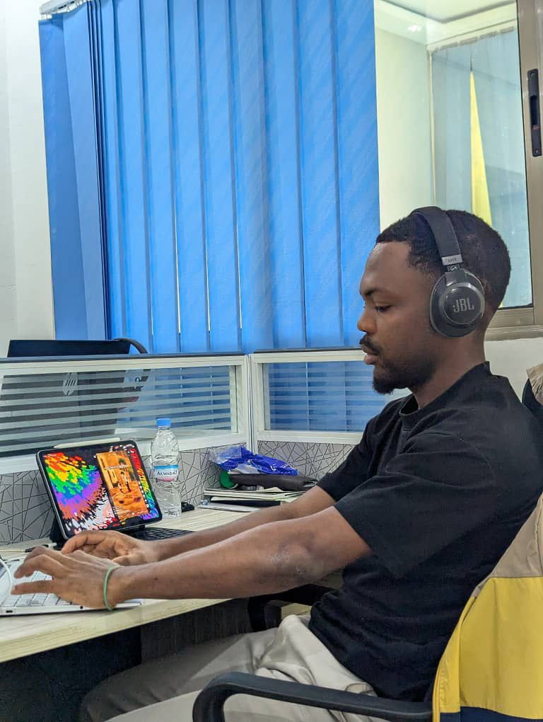 Romaric Bombade au poste de travail